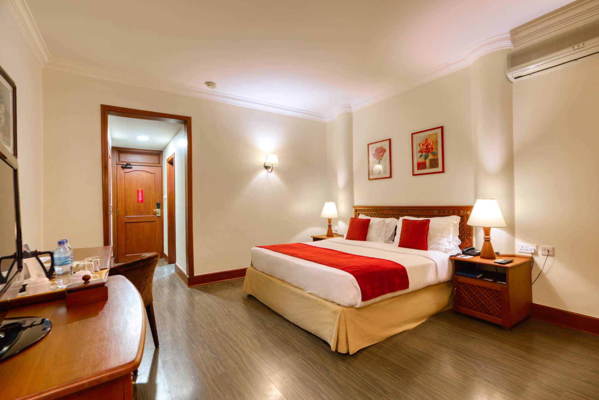 Kibo Palace hotel bedroom